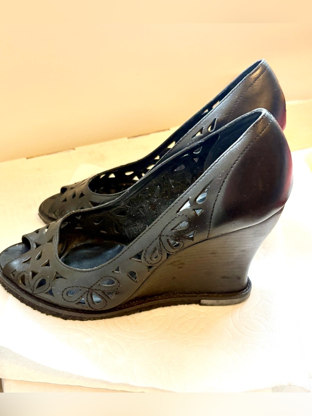 Report Jocelyn Black Leather Laser Cutout Peep-Toe Wedges Y2K Vintage